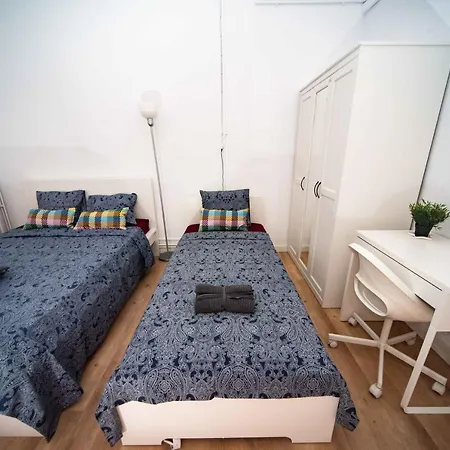 By Rambla De Catalunya Hostel *