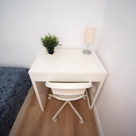 By Rambla De Catalunya Hostel