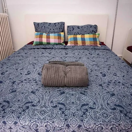 By Rambla De Catalunya Hostel